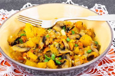 Fırında kabak mantar ve sebze. Vejetaryen yiyecekler