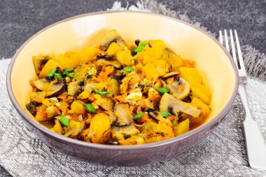 Fırında kabak mantar ve sebze. Vejetaryen yiyecekler