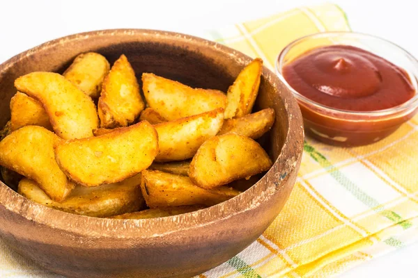 Kartoffelkeile, Kartoffeln in einem ländlichen mit Tomatenketchup — Stockfoto