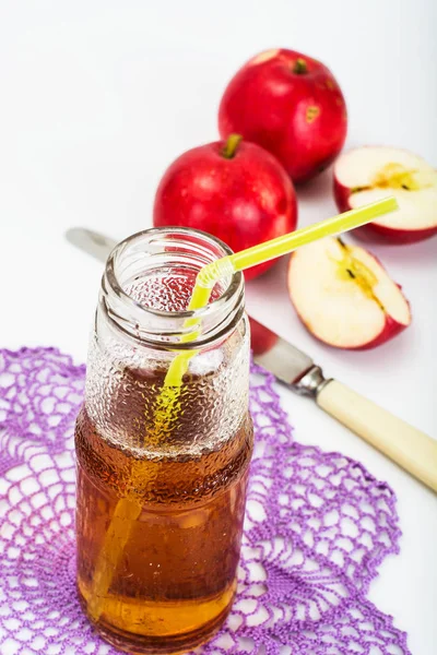 Dulce sabroso jugo de manzana de vitamina — Foto de Stock