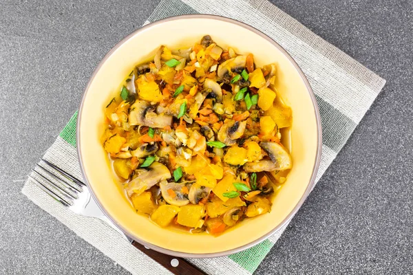 Fırında kabak mantar ve sebze. Vejetaryen yiyecekler