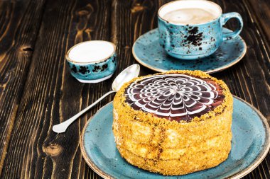 Esterhazy ahşap zemin üzerine badem çikolatalı kek