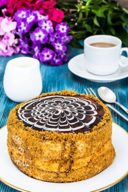 Esterhazy ahşap zemin üzerine badem çikolatalı kek