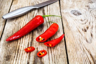 Rustik ahşap zemin üzerine taze kırmızı biber