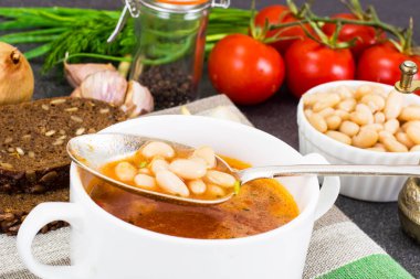 Domates ve fasulye çorbası