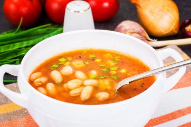 Domates ve fasulye çorbası
