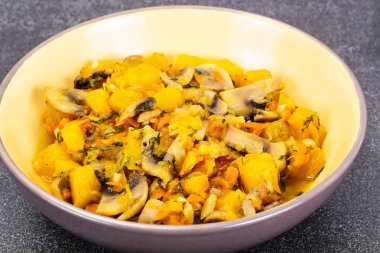 Fırında kabak mantar ve sebze. Vejetaryen yiyecekler