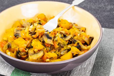 Fırında kabak mantar ve sebze. Vejetaryen yiyecekler