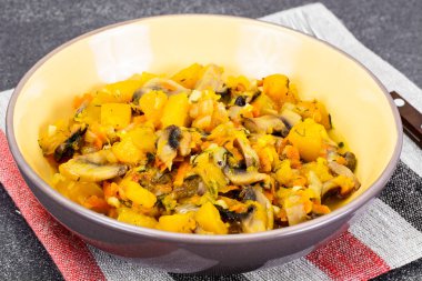 Fırında kabak mantar ve sebze. Vejetaryen yiyecekler