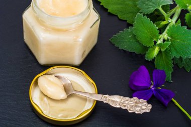 Cam Kavanoz krem bal arısı ile