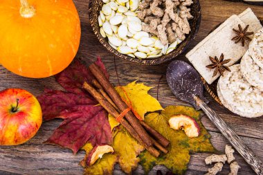 Güzel dekore edilmiş: Kabak, elma, tarçın