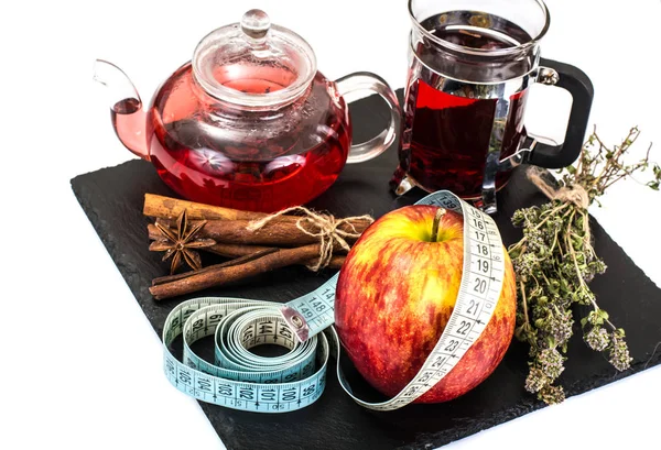 Κόκκινο Hibiscus τσάι με δίκταμο, κανέλα, τζίντζερ — Φωτογραφία Αρχείου
