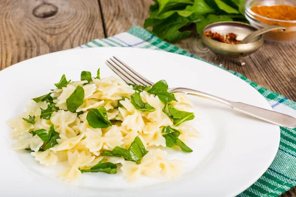 Salade met Pasta en rucola — Stockfoto