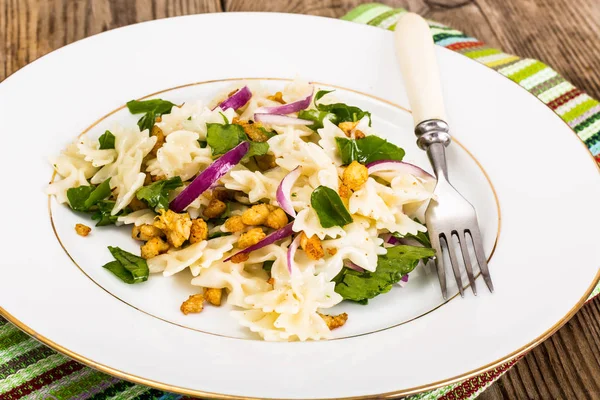 Pasta Salad with Arugula, Chicken and Red Onion