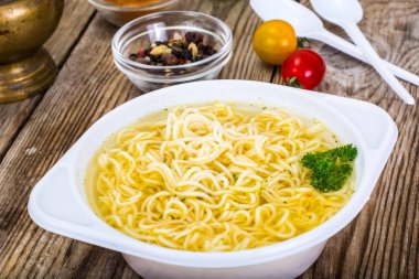 Lezzetli tavuk çorbası ile Çin eriştesi