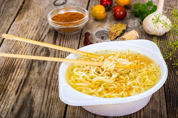 Sabrosa sopa de pollo con fideos chinos — Foto de Stock