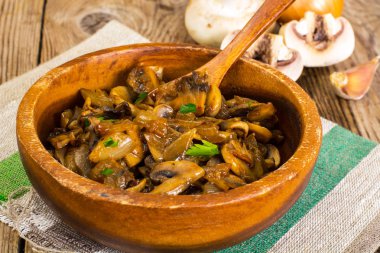 Kızarmış düğme mantar bir ahşap kase kıyılmış dilimleri