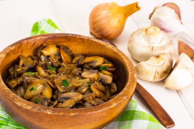 Kızarmış düğme mantar bir ahşap kase kıyılmış dilimleri