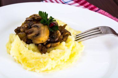 Kızarmış yağlı mantar ile patates püresi