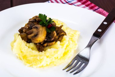 Kızarmış yağlı mantar ile patates püresi