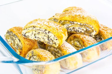 Süzme peynir ve bir cam fırın içinde haşhaş tohumu ile buns puf