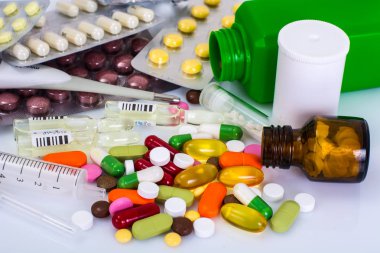 tıbbi ampul, şişe, hap ve şırıngaları, üzerinde beyaz izole