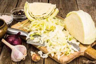 Asitleme veya salata için kıyılmış lahana