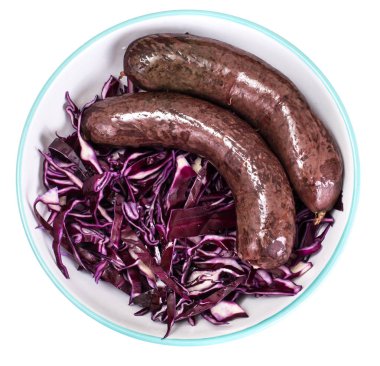 Ev yapımı kan sosisi ile lahana beyaz bir arka plan üzerinde