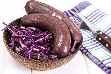 Siyah puding Kaszanka lahana turşusu ile