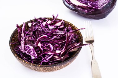 Tereyağı ve baharatlar ile kırmızı lahana salatası