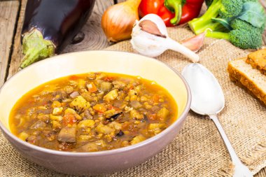 Mercimek ve patlıcan ile vejetaryen çorbası