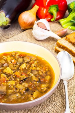 Mercimek ve patlıcan ile vejetaryen çorbası