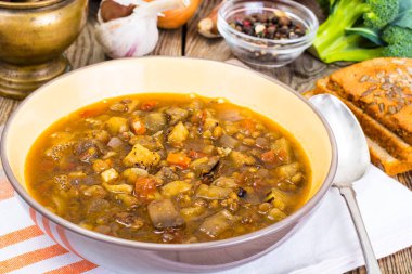 Mercimek ve patlıcan ile vejetaryen çorbası