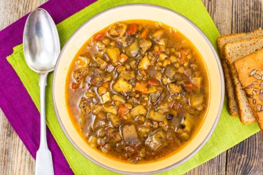 Mercimek ve patlıcan ile vejetaryen çorbası