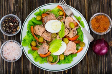 Balık salatası somon ve yumurta