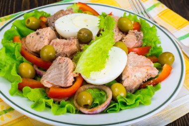 Balık salatası somon ve yumurta