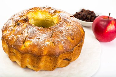 Elma, armut ve kuru üzüm ile pasta