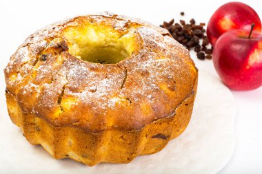 Elma, armut ve kuru üzüm ile pasta