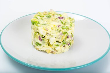 Avokado, haşlanmış yumurta, kırmızı soğan ve mayonez salatası