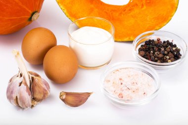 Haşlanmış yumurta ile kabak salatası