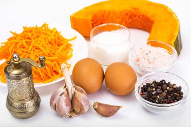 Haşlanmış yumurta ile kabak salatası