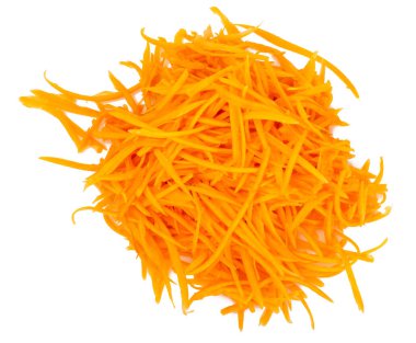 Beyaz zemin üzerine rendelenmiş kabak salatası