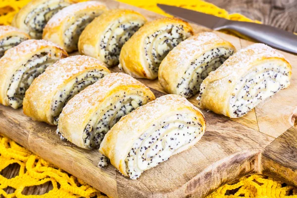 Bolos caseiros, pães com queijo cottage e sementes de papoila — Fotografia de Stock