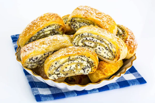 Sweet yeast rolls with cheese and poppy seeds — Stock Photo, Image