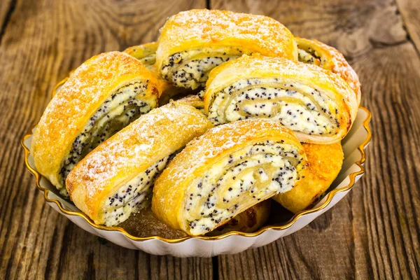 Zoete gist broodjes met kaas en klaproos zaden — Stockfoto