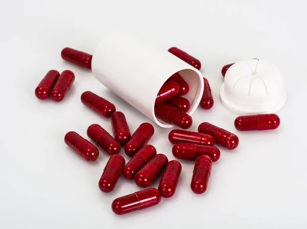 Capsules rood op een witte achtergrond — Stockfoto