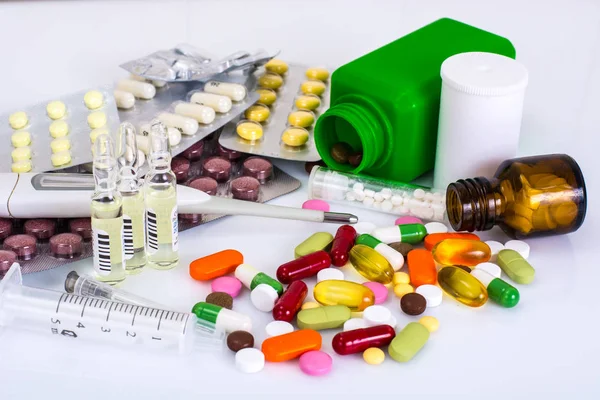Медицинские ампулы, бутылки, таблетки и шприцы, изолированные на белом — стоковое фото