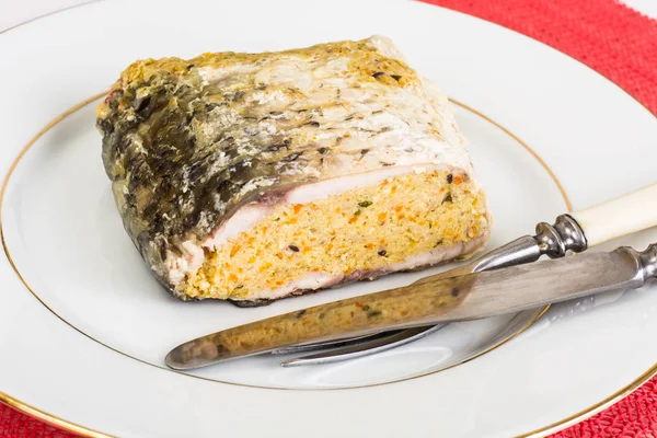 Традиционная еврейская пасхальная еда фаршированная рыба с морковью, парсом — стоковое фото