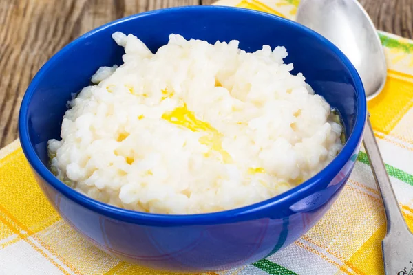 Rýžovou kaši s máslem a mlékem — Stock fotografie