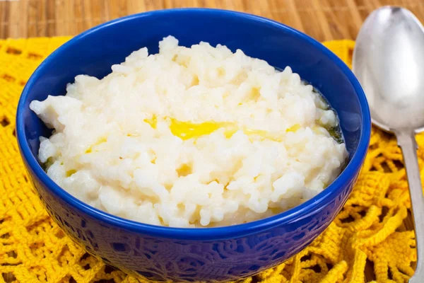 Mingau de arroz com leite e manteiga — Fotografia de Stock